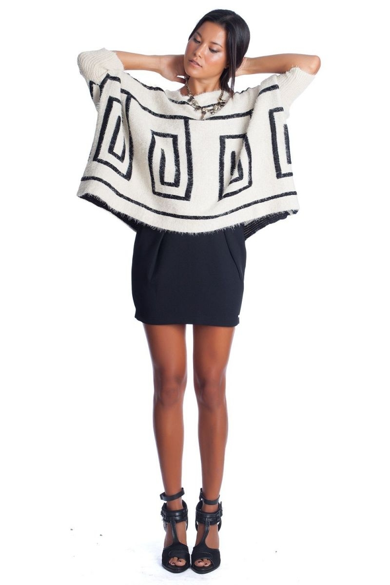 Sueter beige extragrande estampado geometrico